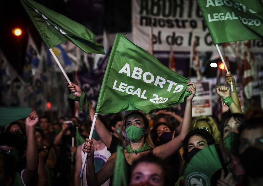 Integrantes de movimentos feministas em manifestação em prol da descriminalização do aborto na Argentina, em 30 de dezembro de 2020, um dia após o procedimento se tornar legal no país