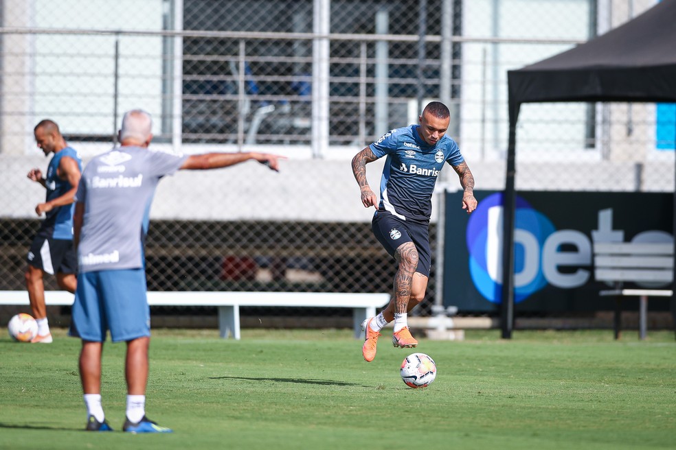 Márcio Meira orienta Everton em treino do Grêmio — Foto: Lucas Uebel/Grêmio