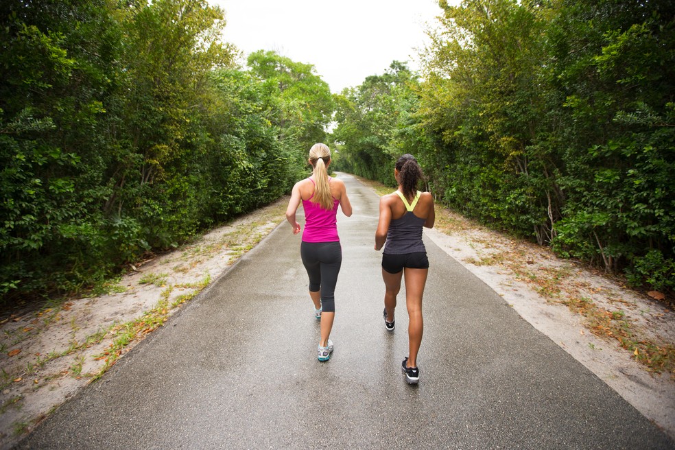Caminhar reduz risco de uma série de doenças e morte precoce (Foto: iStock Getty Images)