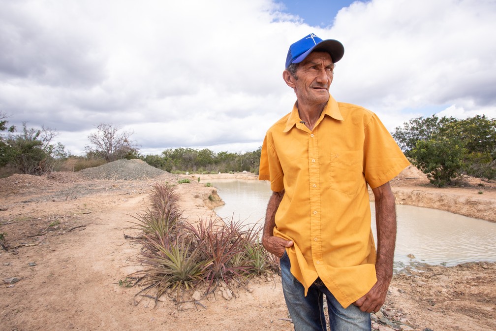 Produtor Alcides Peixinho participa do projeto 'Recaatingamento', que procura preservar a caatinga. — Foto: Celso Tavares/G1