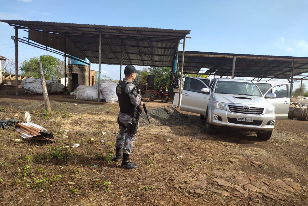 PM encontra caixas de cigarros contrabandeados em galpão e caminhões, em Batalha — Foto: Divulgação/ Polícia Militar