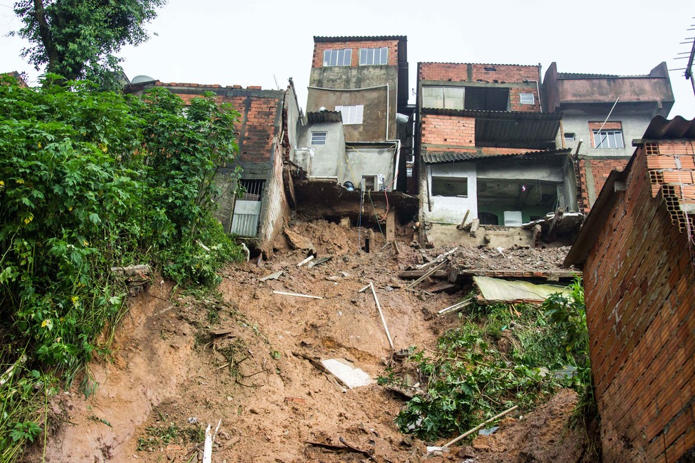 Local do deslizamento de terra em MauÃ¡, na Grande SÃ£o Paulo â€” Foto: JoÃ£o DamÃ¡sio/EstadÃ£o ConteÃºdo