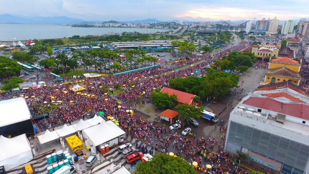 Carnaval reune milhares de pessoas no Centro de Florianópolis — Foto: Martinho Ghizzo