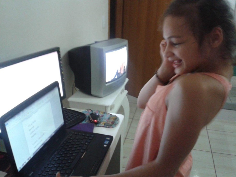 Amanda se interessou pelo universo online ainda na adolescência  — Foto: Janaina Mangili/ Arquivo pessoal