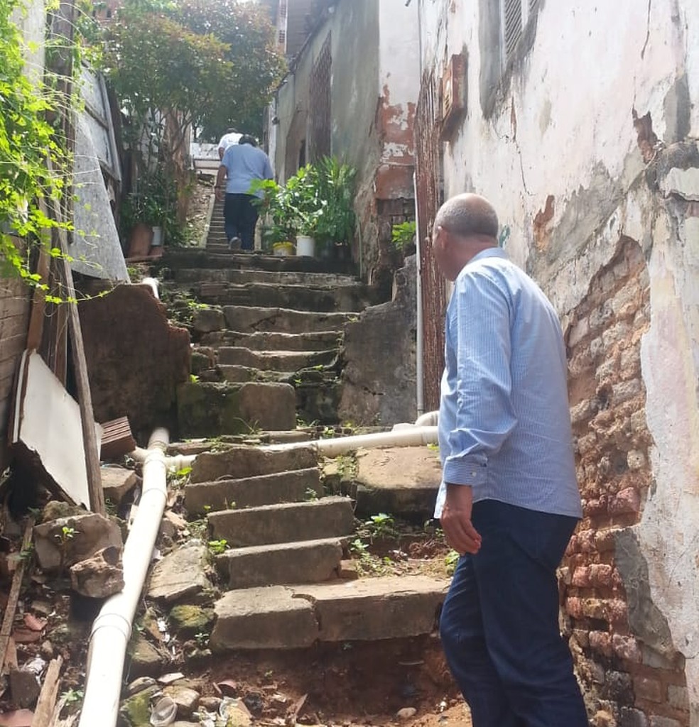 Defesa Civil remove famílias da comunidade do Jacó, na Zona Leste de Natal, por risco de desmoronamento das casas — Foto: Defesa Civil