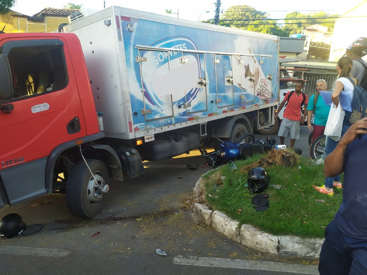 Motociclista fica gravemente ferido ao bater na lateral de caminhão em São João del Rei