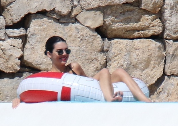 ** RIGHTS: ONLY UNITED STATES, BRAZIL, CANADA ** Cannes, FRANCE  - Kennall Jenner spotted with a good looking male companion enjoying at the poolside of Cap-Eden-Roc hotel in Antibes, France.Pictured: Kendall JennerBACKGRID USA 11 MAY 2018 BYL (Foto: J Almasi / BACKGRID)