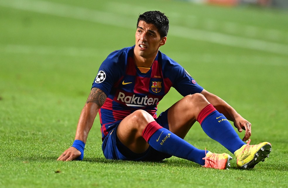 Suárez lamenta a eliminação do Barcelona para o Bayern de Munique, na Champions — Foto: Getty Images