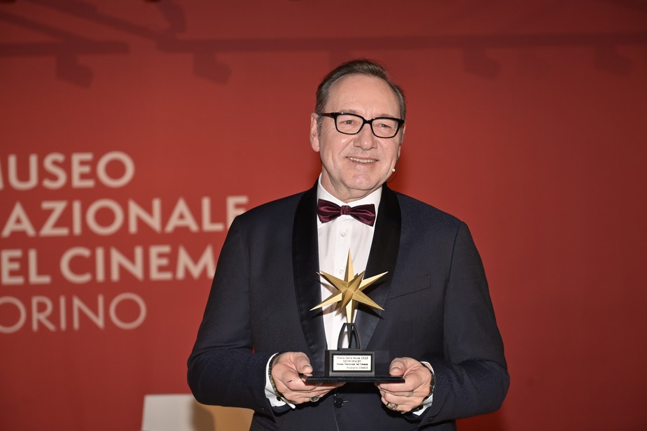 O ator Kevin Spacey com o troféu recebido por ele no Museu Nacional de Cinema de Turim, na Itália