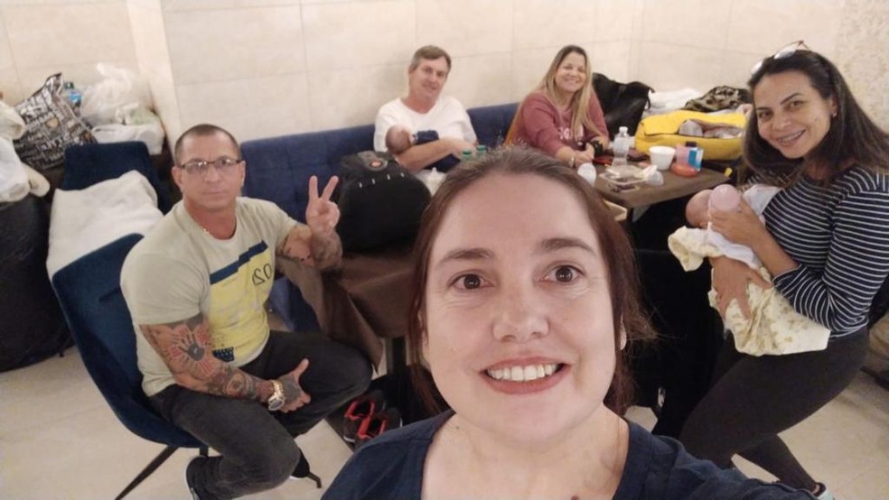 Kelly e outros brasileiros que estão no abrigo em Kiev.  — Foto: Arquivo pessoal/Reprodução
