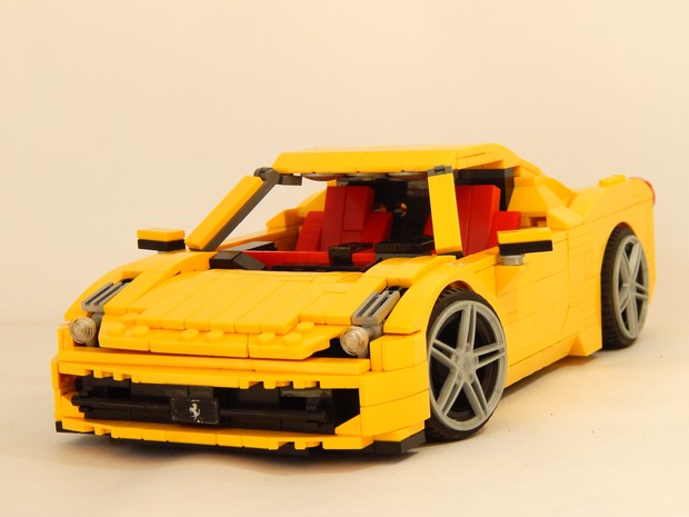 Ferrari 458 Italia montada com peças de Lego (Foto: Arquivo Pessoal)