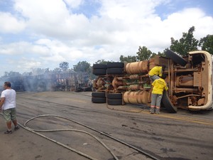 Incêndio aconteceu depois que um veículo bateu no caminhão carregado de algodão (Foto: Divulgação/PRF TO)