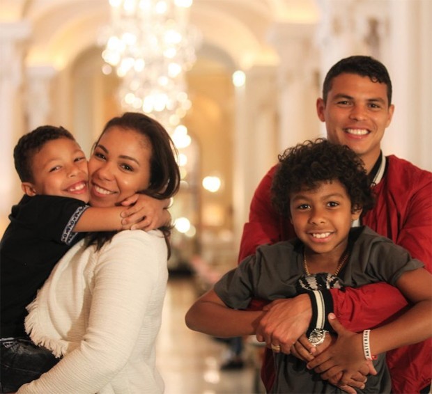 Thiago Silva com Belle e os filhos (Foto: Reprodução/Instagram)
