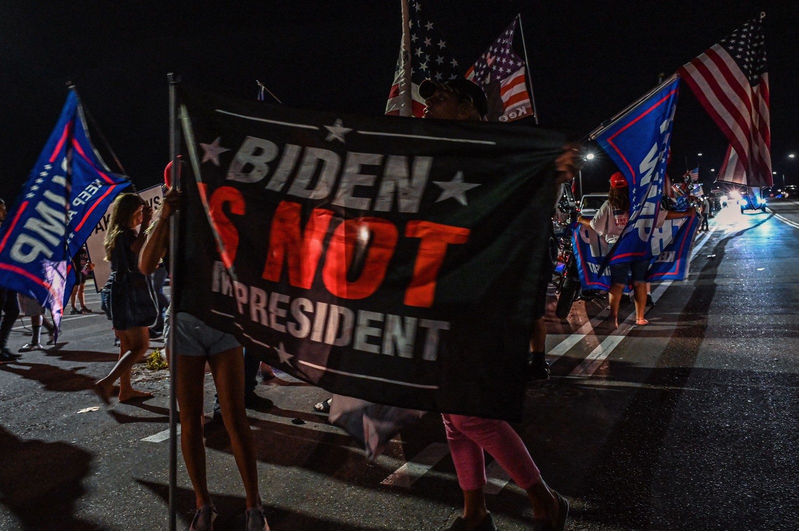 "Biden não é meu presidente", diz cartaz de apoiadores do ex-presidente dos EUA Donald Trump — Foto: GIORGIO VIERA / AFP