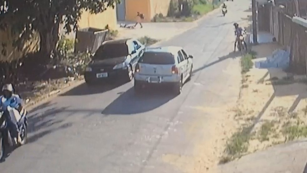 Vítima tenta fugir, mas é alvejada com vários disparos após correr (Foto: Reprodução)