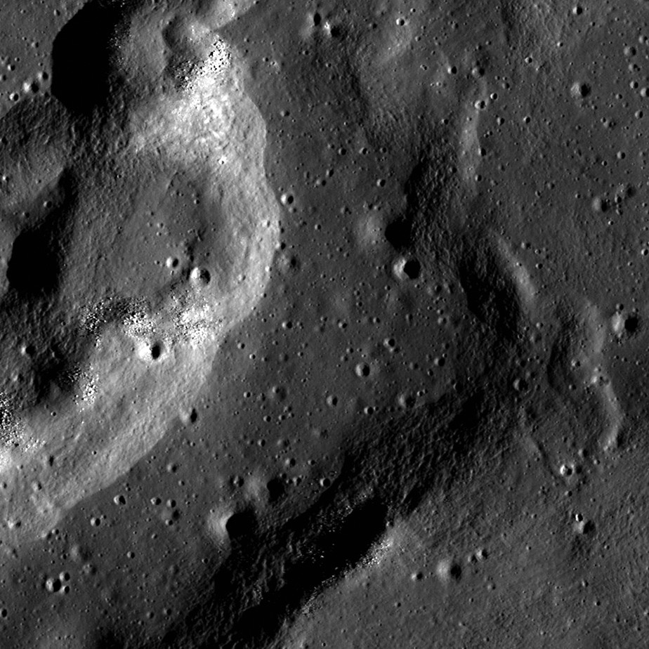 'Mare Crisium' é uma grande planície basáltica escura na Lua que preencheu um antigo impacto de asteroide.