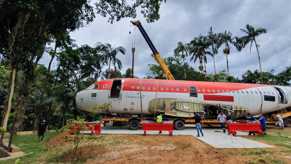 Avião comprado por casal de empresários foi deixado em uma propriedade particular, em Morretes — Foto: Denilson Beltrame/RPC