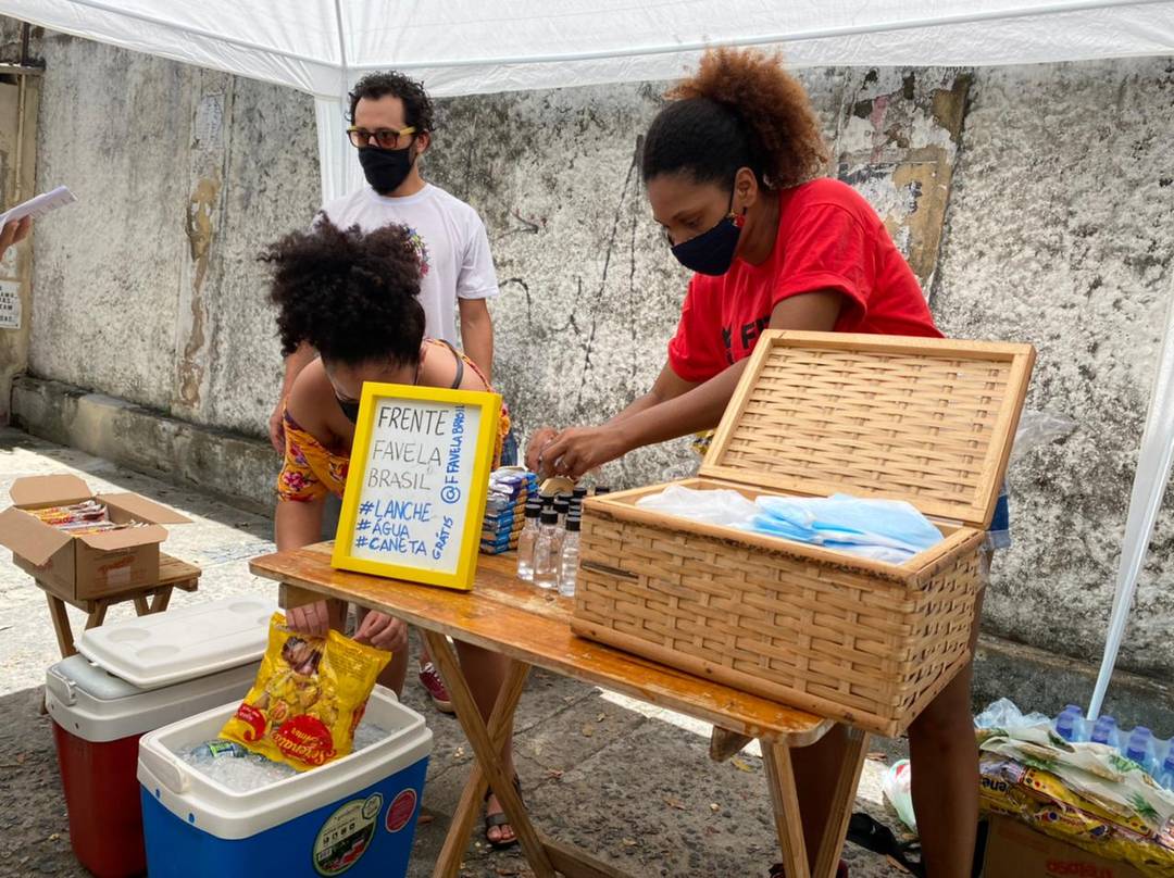 Voluntários distribuem máscara, álcool em gel, lanches e água para alunos no Recife no segundo dia de provas do Enem, neste domingo (24)