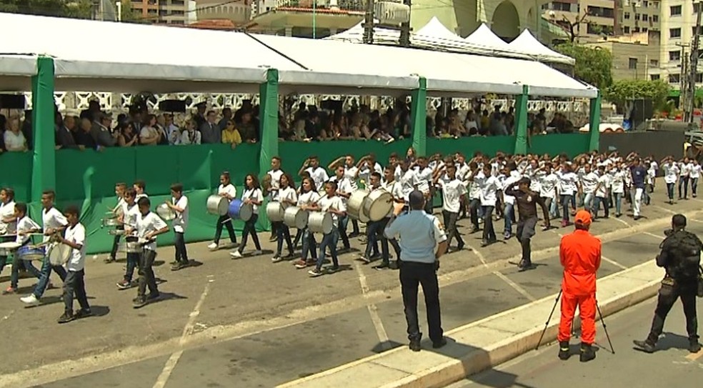 Alunos de escolas públicas e particulares participaram de desfile cívico-militar (Foto: Reprodução/TVM)