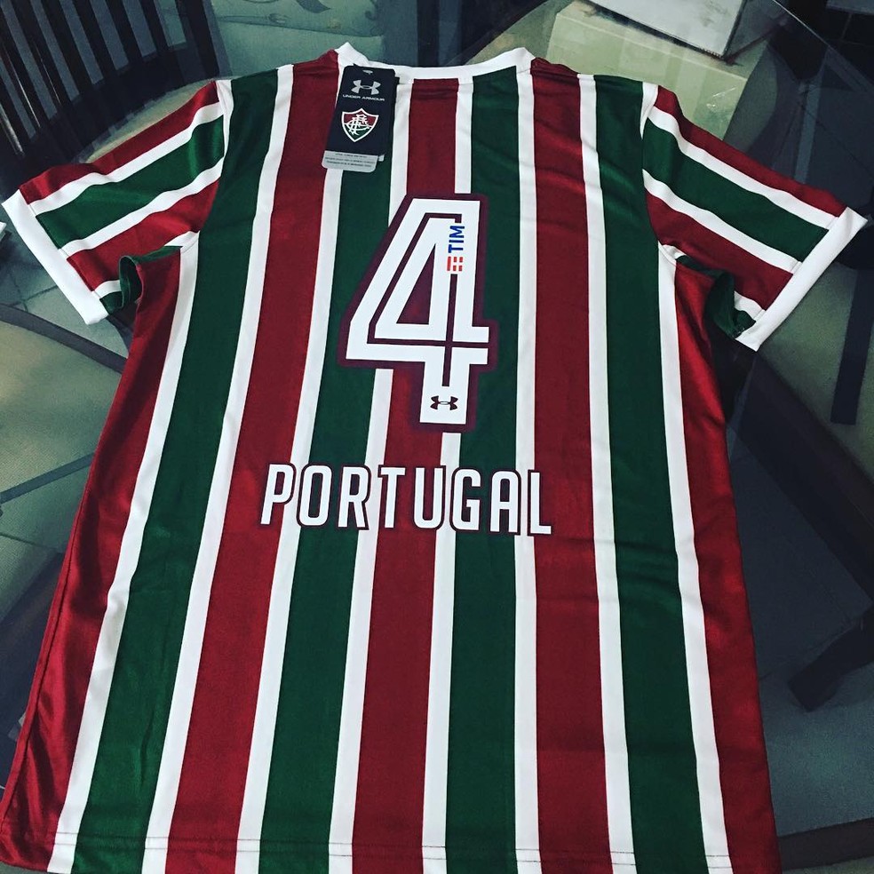 Rafael Portugal tem até camisa personalizada do Fluminense em sua coleção — Foto: Arquivo Pessoal