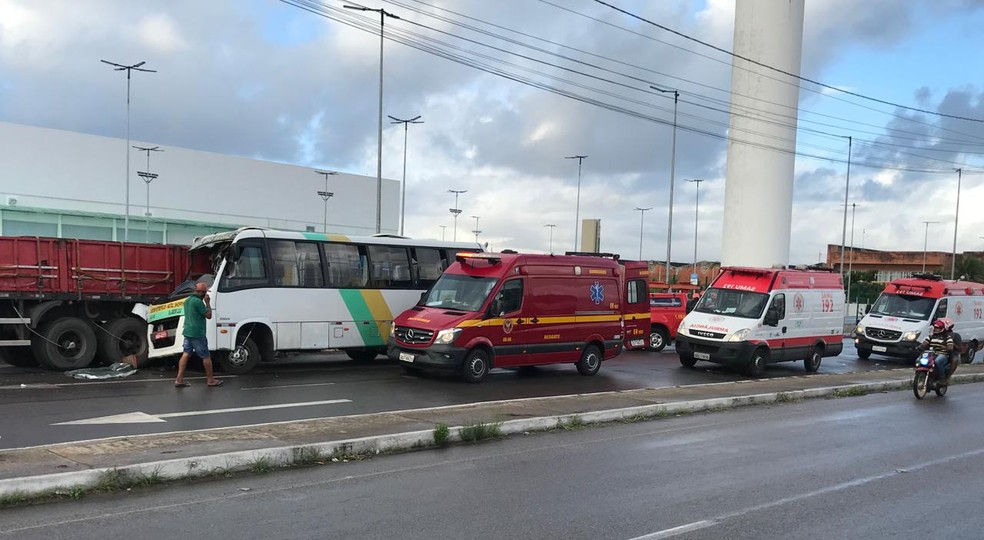 Micro-ônibus bate na traseira de caminhão na Grande Natal e homem fica preso às ferragens — Foto: Ayrton Freire/Inter TV Cabugi