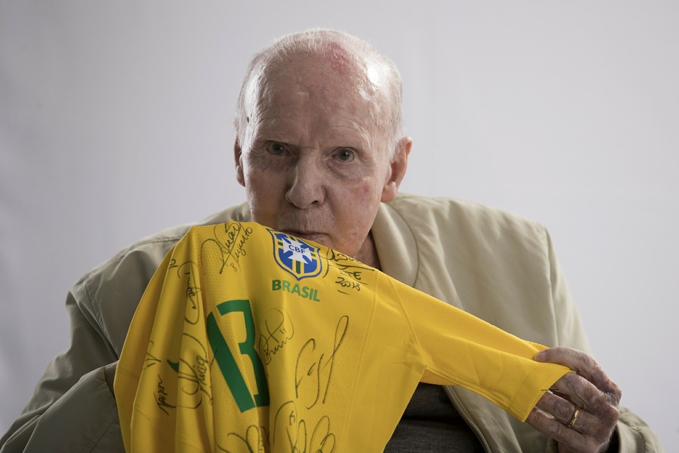 Zagallo com a camisa da seleção brasileira — Foto: Lucas Figueiredo/CBF
