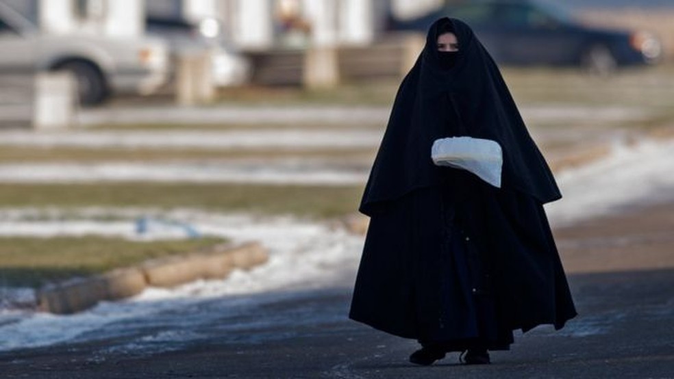 Alguns meios de comunicação israelenses compararam a Lev Tahor ao Talebã porque as mulheres usam roupas pretas da cabeça aos pés.  — Foto: Getty Images via BBC