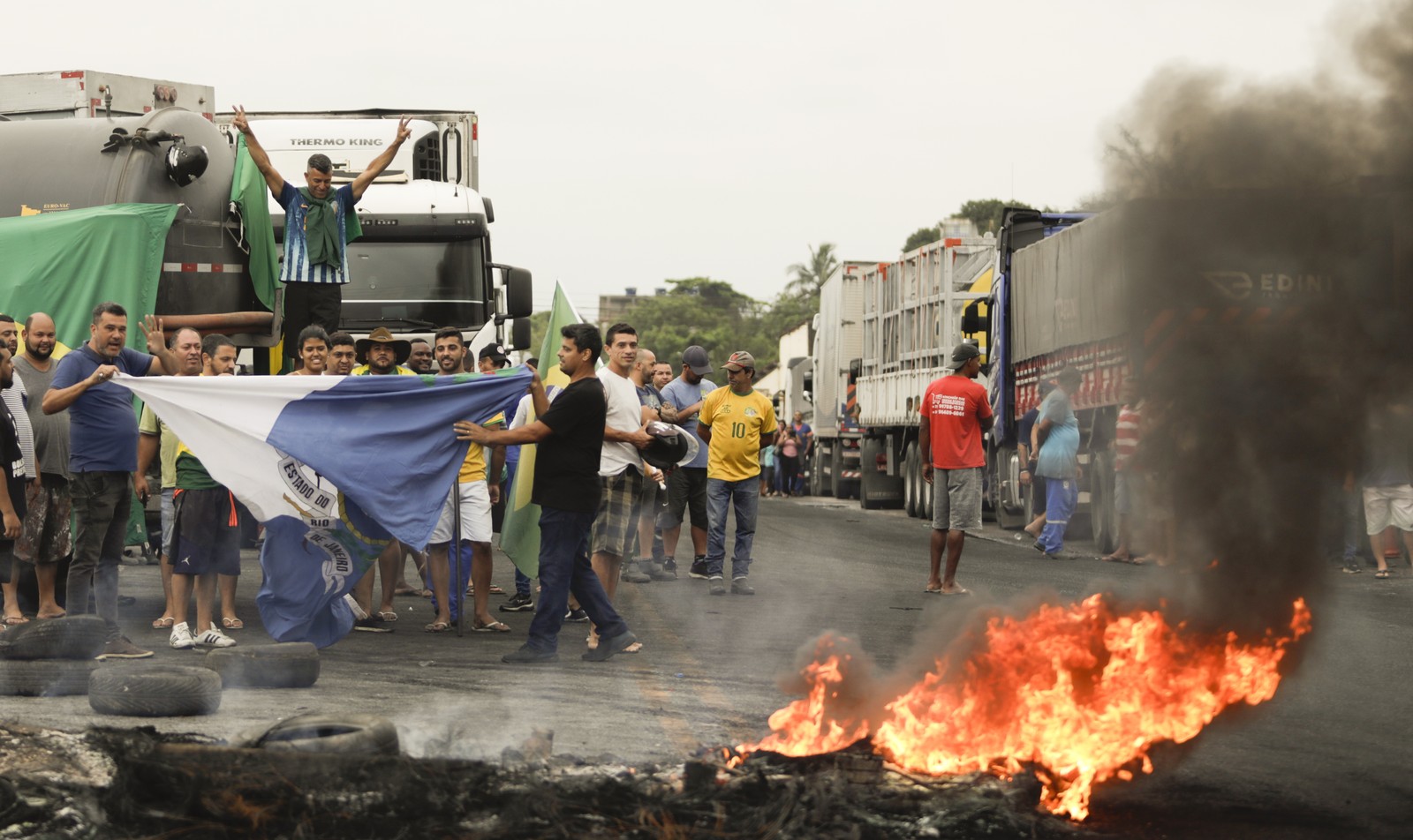 Caminhoneiros bolsonaristas fecham o a acesso à BR-101 na altura de Itaboraí — Foto: Gabriel de Paiva\ Agência O Globo