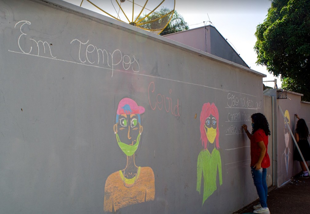 Alunas de Cosm&oacute;polis desenhando &mdash; Foto: Divulga&ccedil;&atilde;o/Prefeitura de Cosm&oacute;polis