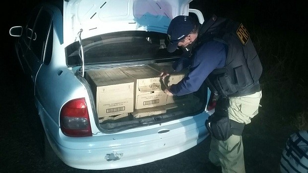Carga de conhaque falso apreendida pela PRF em Poço das Trincheiras estava escondida no porta-malas e no banco traseiro do veículo (Foto: Divulgação/PRF)