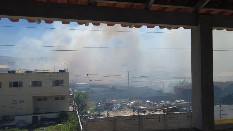 Fumaça prejudica a visão dos motoristas que passam pela RJ-140 — Foto: Mônica Pinheiro/arquivo pessoal