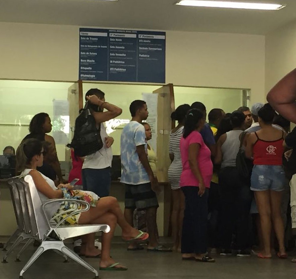 Parentes das vítimas baleadas na Rocinha chegam ao Hospital Miguel Couto, na Gávea (Foto: Alba Valéria Mendonça/G1 )