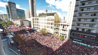 Milhares de apoiadores se reuniram em Curitiba para comício do ex-presidente e candidato Lula — Foto: Denis Ferreira Netto/Agência O Globo