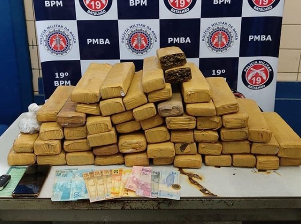 Mais de 40 kg de maconha foram achados em carro, na cidade de Jequié — Foto: SSP/ Divulgação