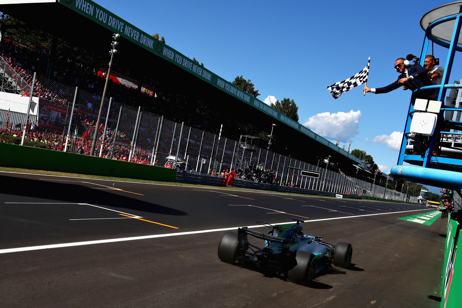 Hamilton passeia em Monza, vence a sexta no ano e assume liderança do campeonato