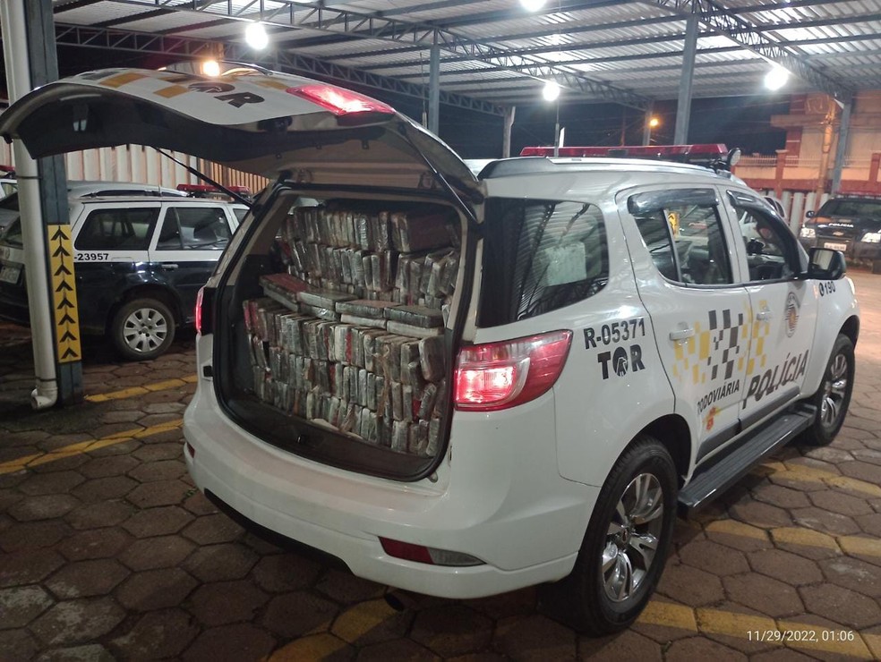 Mais de 400 tijolos de cocaína foram apreendidos em Itatinga  — Foto: Polícia Rodoviária / Divulgação 