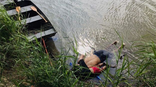 Foto de pai e filha salvadorenhos que morreram afogados ao tentar cruzar o rio gerou comoção mundial (Foto: AFP via BBC News Brasil)