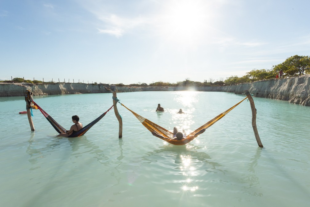 Redes também são opção para turista descansar no Buraco Azul — Foto: Celso Tavares/G1