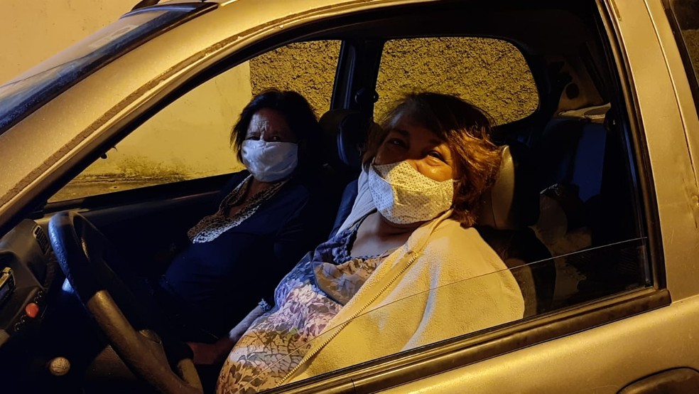 Maria da Conceição levou a mãe Elza Diniz, de 84 anos, para a fila por volta de 1h desta sexta (5) — Foto: Lucas Franco/TV Globo