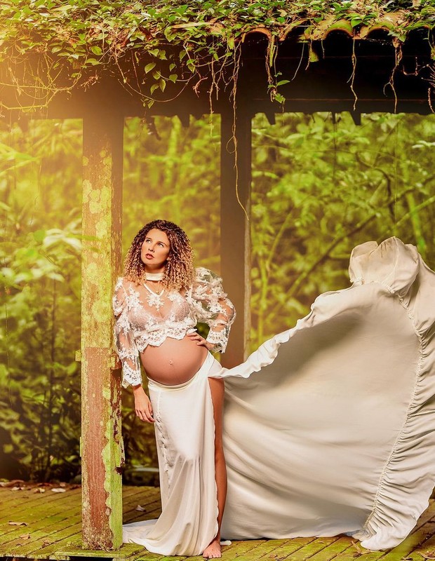 Debby Lagranha estrela ensaio durante a segunda gravidez (Foto: GraviFada Fotografia)