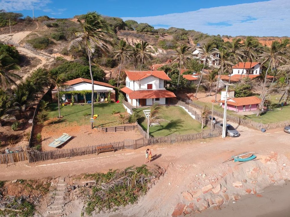 Praia da Peroba, em Icapuí, em 2016, antes da ressaca do ano posterior, com calçamento na rua da orla. — Foto: Crisostomo Frota
