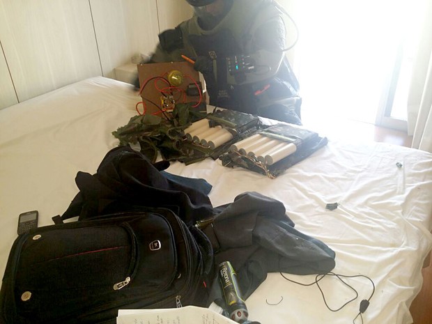 Policial manuseia supostos explosivosde autor de sequestro em hotel do DF (Foto: Polícia Civil/Divulgação)
