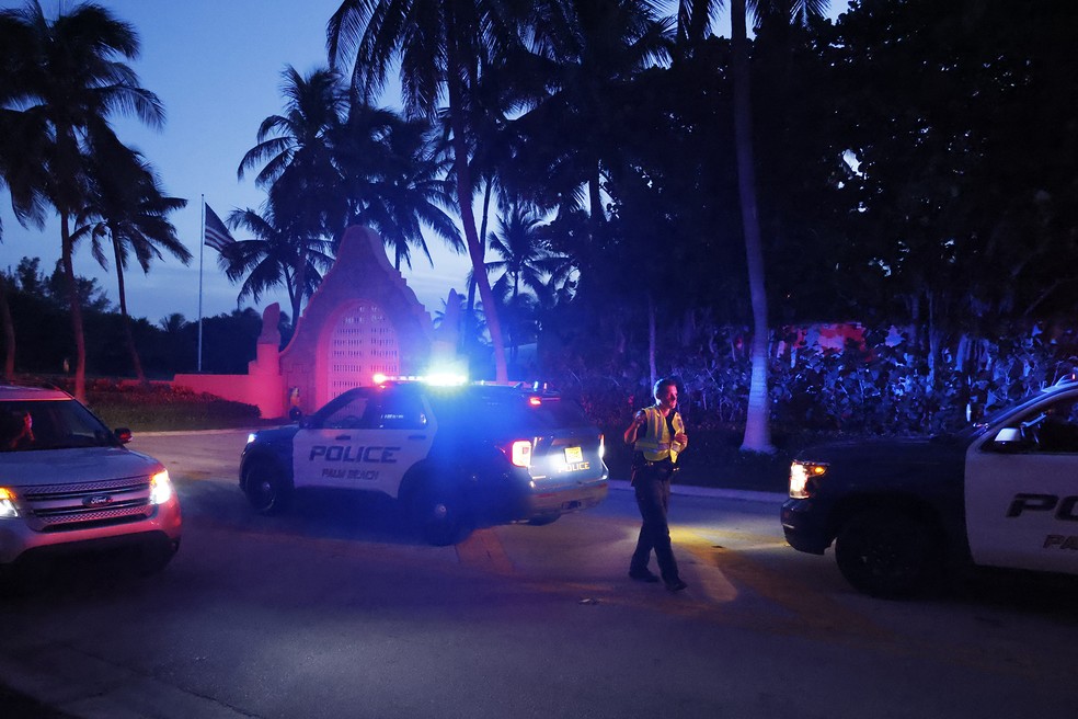 Viaturas policiais na frente da casa de Donald Trump, na Flórida — Foto: Terry Renna/AP