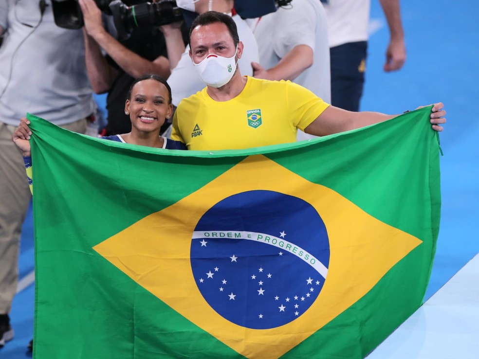 Rebeca Andrade celebra prata ao lado do técnico Francisco Porath — Foto: Ricardo Bufolin/CBG