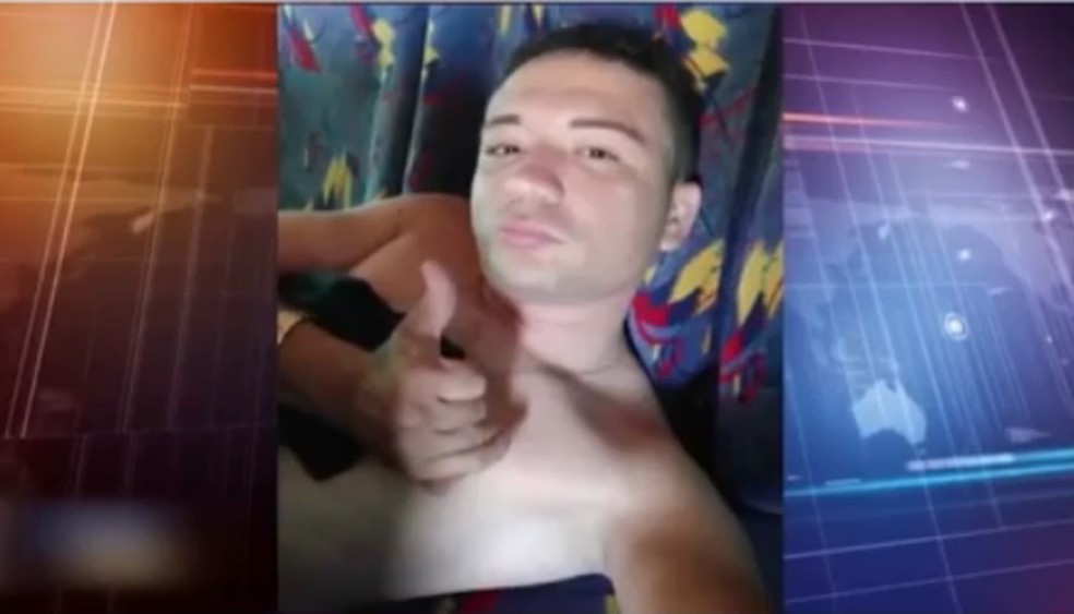 Corpo de jovem assassinado é levado para porta da delegacia em protesto no Maranhão — Foto: Reprodução/ TV Mirante