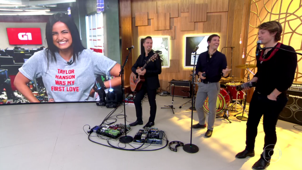 Mari Palma has fun to show t-shirt (Photo: TV Globo)