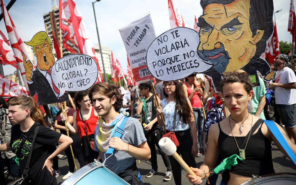 Manifestantes protestam contra a cúpula do G20, em Buenos Aires, na Argentina, na sexta-feira (30) — Foto: Reuters/Andres Martinez Casares