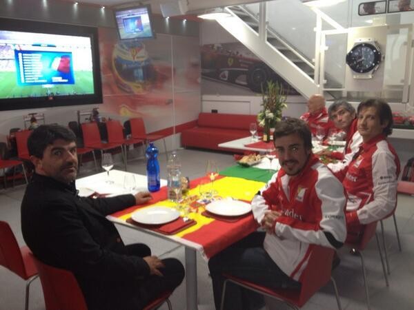 Fernando Alonso faz questão de exibir a bandeira espanhola em meio aos 'rivais' italianos (Foto: Reprodução / Ferrari)
