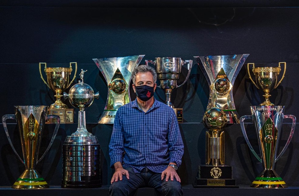Rodolfo Landim com nove dos 11 troféus que venceu no futebol em seu mandato — Foto: Marcelo Cortes / CRF