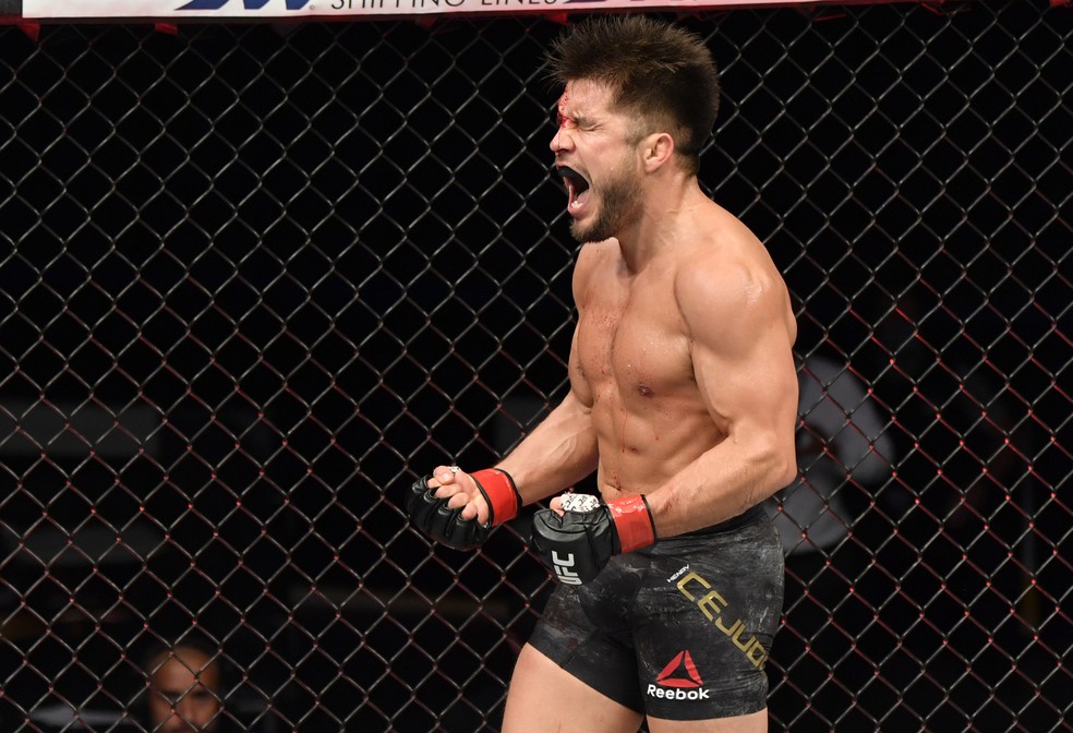 Henry Cejudo venceu Dominick Cruz por nocaute técnico aos 4m58s do R2 — Foto: Getty Images